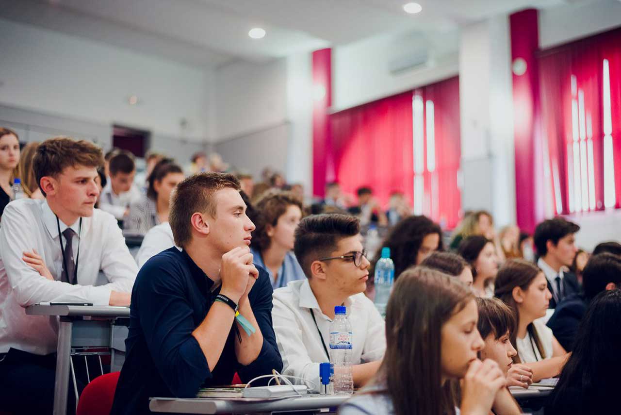 CNE: „Ministerul Educației a decis să priveze zeci de mii de elevi de dreptul la educație, printr-un masacru al burselor școlare”