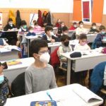 Masca în continuare, în spații închise!