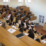Universitățile revin la cursurile cu prezență fizică, dar, acolo unde încă nu e posibil, va exista o perioadă de tranziție