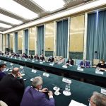 Consorțiile universitare în dialog cu prim-ministrul Nicolae-Ionel Ciucă FLORIN ANTONESCU Prim-ministrul Nicolae-Ionel Ciucă s-a întâlnit la Palatul Victoria cu reprezentanți ai consorțiilor universitare într-un dialog privind reforma structurală a mediului universitar din perspectiva legilor educației, aflate în stadiul de proiect și în faza dezbaterii publice. Au fost reprezentate Consorțiul Universitaria, Consorțiul Academica Plus, Alianța Română a Universităților Tehnice – ARUT, Alianța Universitară G6-UMF, Consorţiului Universităţilor de Ştiinţe Agricole şi Medicină Veterinară-Ştiinţele Vieţii, Consorţiul Universitar Arte. Au participat la dialog ministrul educației, Sorin Cîmpeanu, ministrul cercetării, inovării și digitalizării, Sebastian Burduja, consilierul prezidențial Ligia Deca, consilierii de stat Marilen Pirtea și Sorin Costreie, din cadrul Cancelariei Prim-ministrului. Guvernul informează că „dezbaterile s-au axat pe teme legate de consolidarea conectării universităților la mediul socio-economic și la mediul academic internațional, susținerea excelenței și performanței universităților românești, susținerea echității și a sprijinului acordat studenților, consolidarea autonomiei universitare și eliminarea birocrației, în paralel cu creșterea responsabilității universităților, susținerea programului de digitalizare a universităților românești, aspecte legate de statutul cadrului didactic universitar, de etica și deontologia universitară, de susținerea învățământului superior medical, precum și pe întregul set de valori promovat de România Educată. Consultarea cu consorțiile universitare reprezintă pentru guvern și ministerele de resort o oportunitate de a rămâne conectate la mediul universitar, cu realitățile acestuia, implicit o oportunitate de a contribui la depășirea provocărilor cu care se confruntă instituțiile învățământului superior și persoanele didactice, didactice auxiliare și nedidactice din universități. Reprezentanții consorțiilor au apreciat și au exprimat susținerea pentru proiectul Legii învățământul superior, lege care va oferi instrumente moderne și posibilitatea valorificării expertizei universitare românești în beneficiul studenților și a întregii societăți. Totodată, au fost formulate o serie de propuneri și recomandări de îmbunătățire a viitorului cadru legal de funcționare a învățământului universitar”. De asemenea, ministrul educației, Sorin Cîmpeanu, a evidențiat „o serie de aspecte pe care proiectul Legii Educației le reglementează: susținerea echității și a reducerii abandonului școlar la nivelul învățământului universitar, posibilitatea de cofinanțare a universităților care câștigă proiecte internaționale, susținerea internaționalizării activităților universităților românești, asigurarea autonomiei universitare, consolidarea rolului universităților românești la nivel regional, național sau international, în funcție de misiunea asumată, precum și posibilitatea de implicare a studenților în proiecte naționale și internaționale”. Prim-ministrul Nicolae-Ionel Ciucă: „Sunt recunoscător pentru dialogul de astăzi, simt că la finalul discuției avem o abordare coerentă în ceea ce privește transformarea educației în conformitate cu o strategie națională ambițioasă inițiată de președintele României și asumată și de noi la nivel executiv”. Foto: Guvernul României