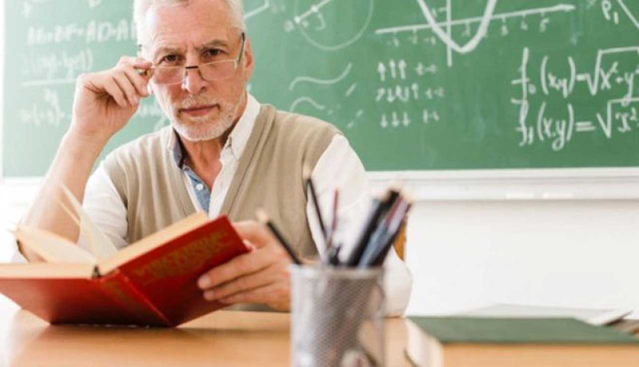 Profesorii care au împlinit vârsta de pensionare nu mai pot deține funcții de conducere, de îndrumare sau de control