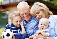 Bunicii care stau acasă cu nepoții vor primi bani în plus la pensie
