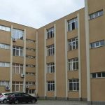 Un elev și-a atacat profesoara, cu un cuțit, în timpul orei