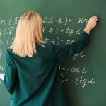 Prima de carieră didactică și cea de carieră profesională vor fi acordate în luna octombrie a fiecărui an