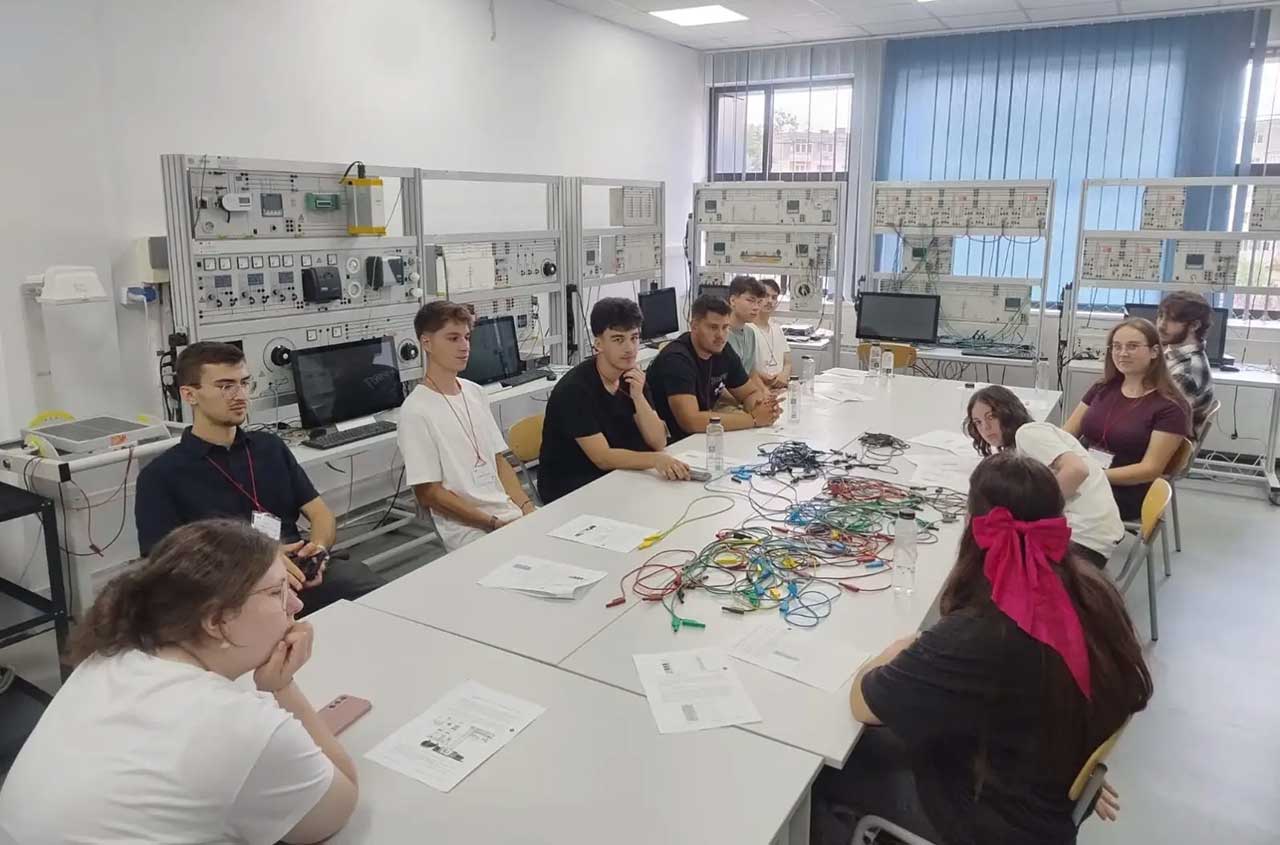 Tineri cu părinți fără studii superioare, susținuți pentru acces la universitate