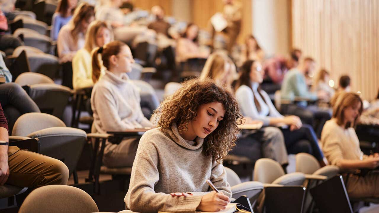 MEC a pus în consultare publică proiectul privind bursele studenților