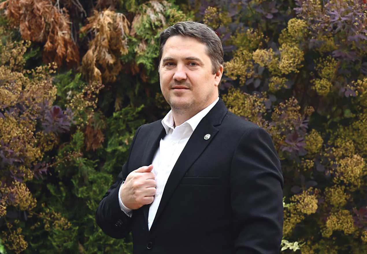 Interviu cu prof. Marius Perianu, coordonatorul Lotului Olimpic de Juniori la Matematică al României: „A învăța matematică înseamnă a învăța să gândești clar, să evaluezi alternative și să te bazezi pe rațiune, nu pe impresii.”