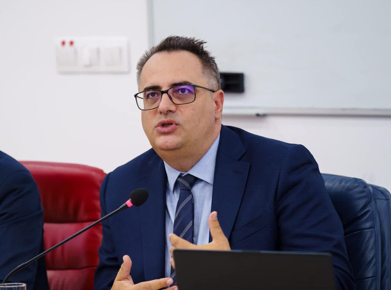 Riscăm o generație fără manuale?