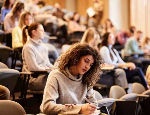 Executivul a înjumătățit fondul total de burse pentru studenți