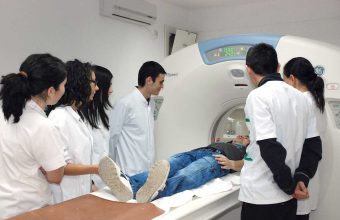 Bolojan consideră că absolvenții de medicină trebuie să lucreze câțiva ani în țară  