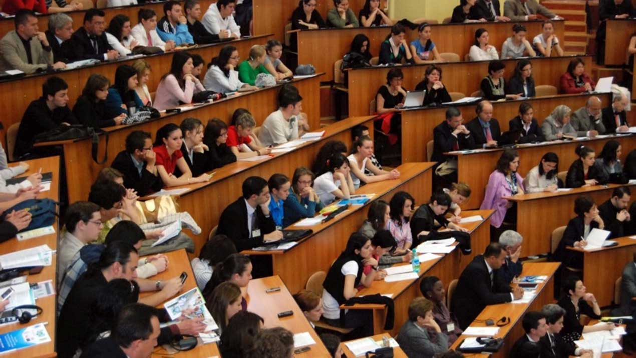 Apel către decidenții politici pentru reanalizarea modului în care educația poate contribui la însănătoșirea statului  