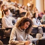 Peste 39.000 de studenți vor putea beneficia de burse sociale