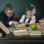 Editurile trag un semnal de alarmă! Risc major ca anul școlar să înceapă fără noile manuale pentru liceu și pentru clasele a III-a și a IV-a