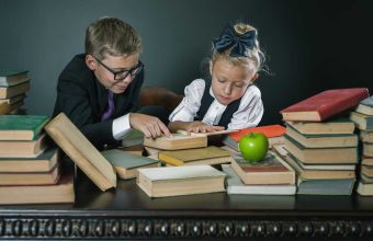 Editurile trag un semnal de alarmă! Risc major ca anul școlar să înceapă fără noile manuale pentru liceu și pentru clasele a III-a și a IV-a