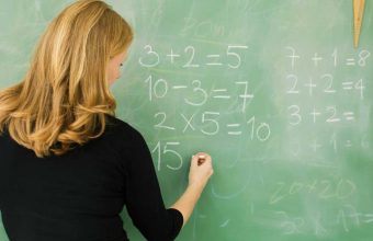 Sindicatele din educație acuză MEC că blochează abuziv plata salariilor restante